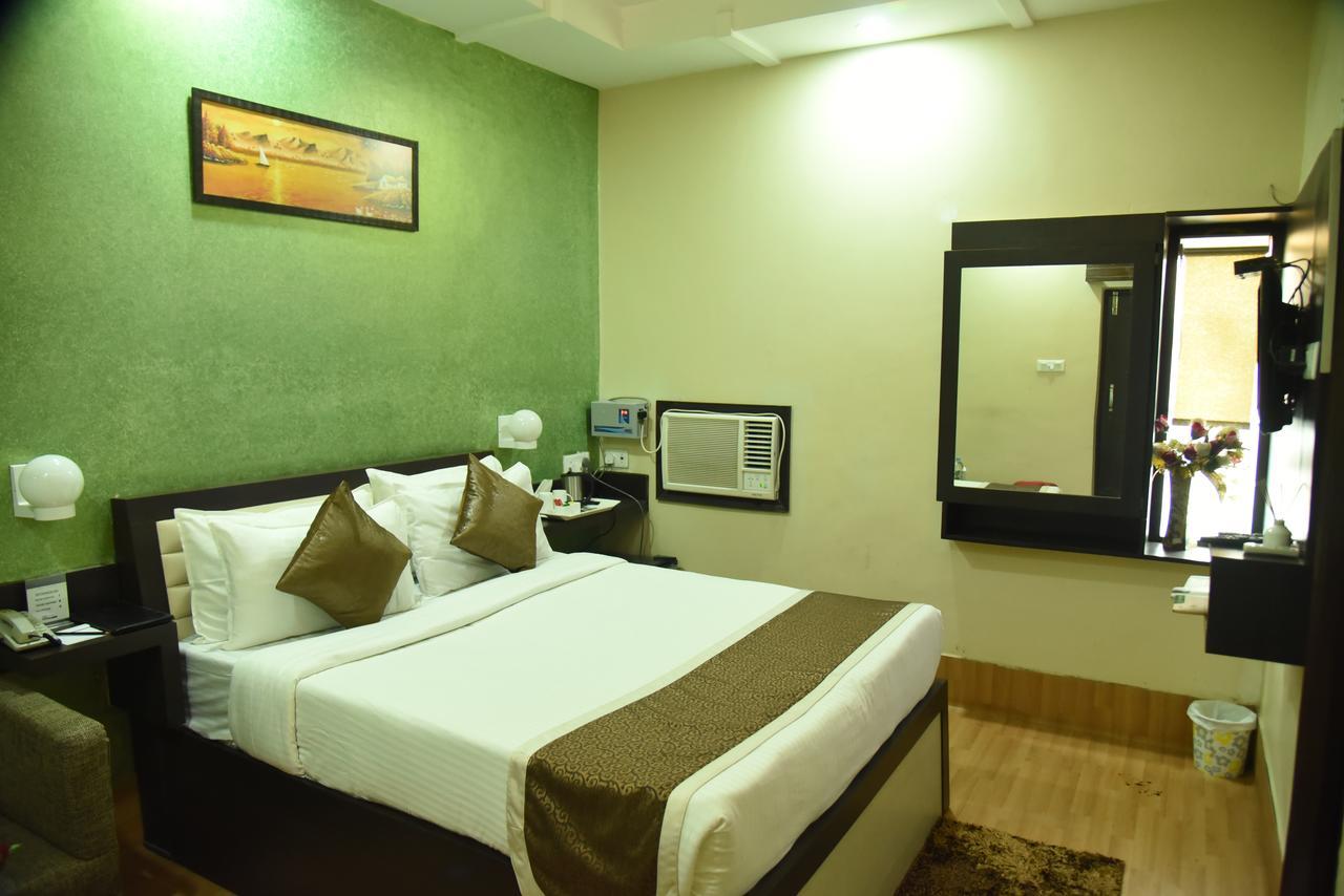 Rnb Select Vijay Delux Hotel Sultānpur Eksteriør billede