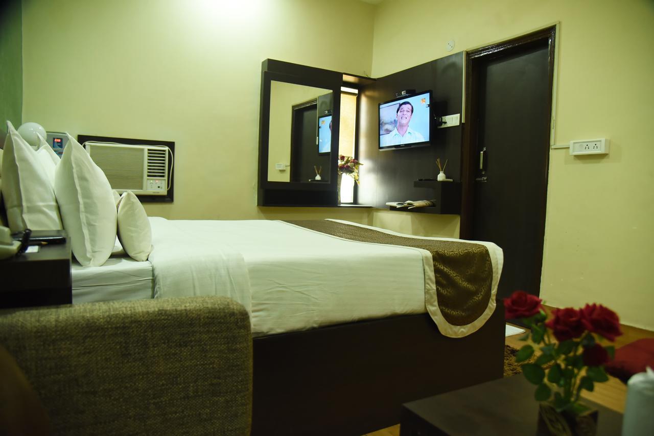 Rnb Select Vijay Delux Hotel Sultānpur Eksteriør billede