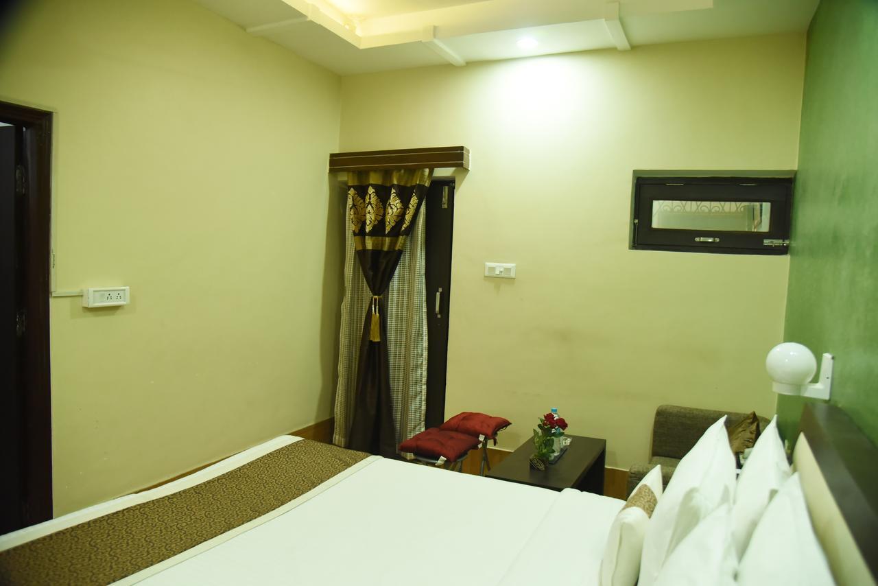 Rnb Select Vijay Delux Hotel Sultānpur Eksteriør billede