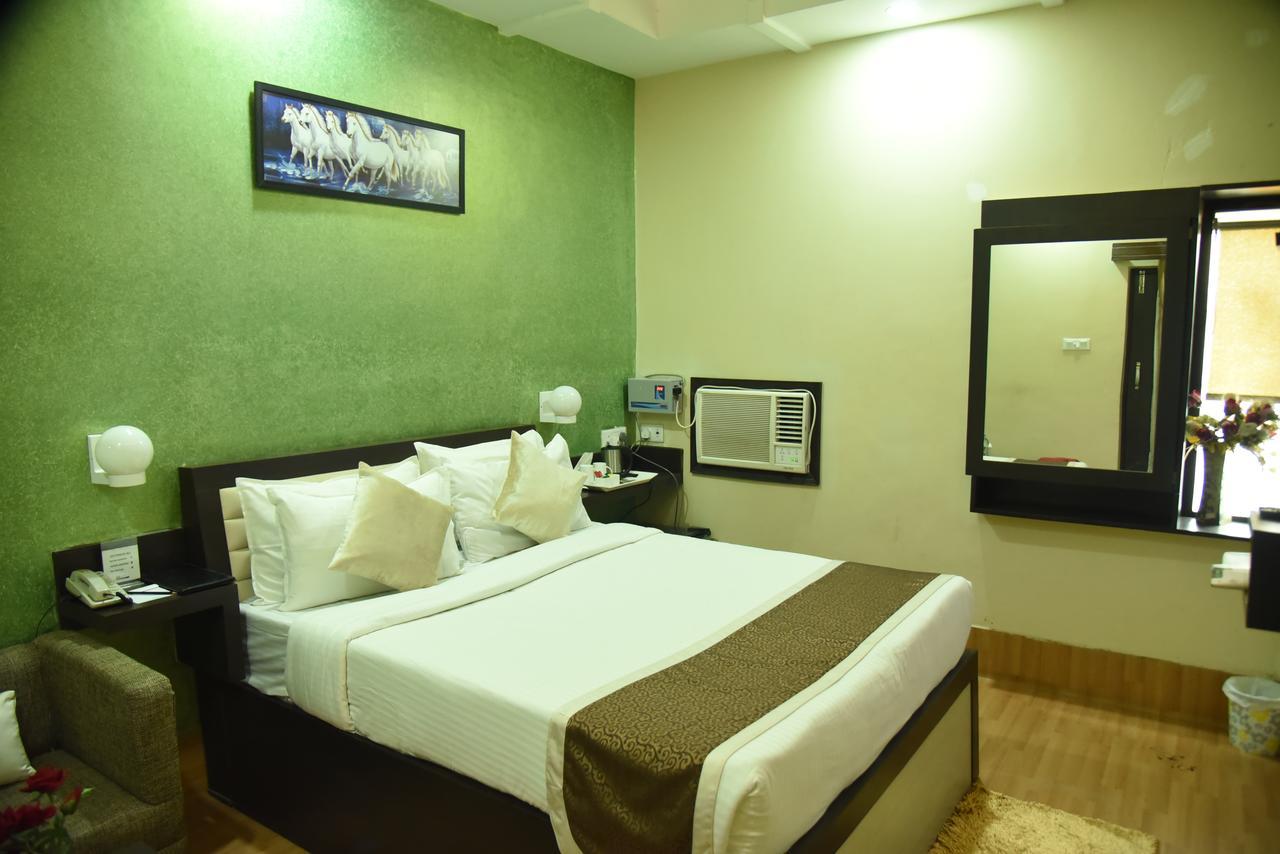 Rnb Select Vijay Delux Hotel Sultānpur Eksteriør billede