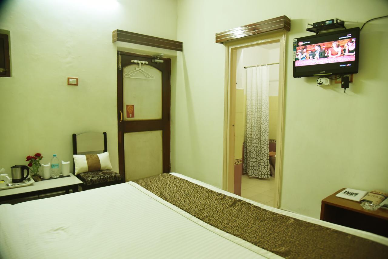 Rnb Select Vijay Delux Hotel Sultānpur Eksteriør billede